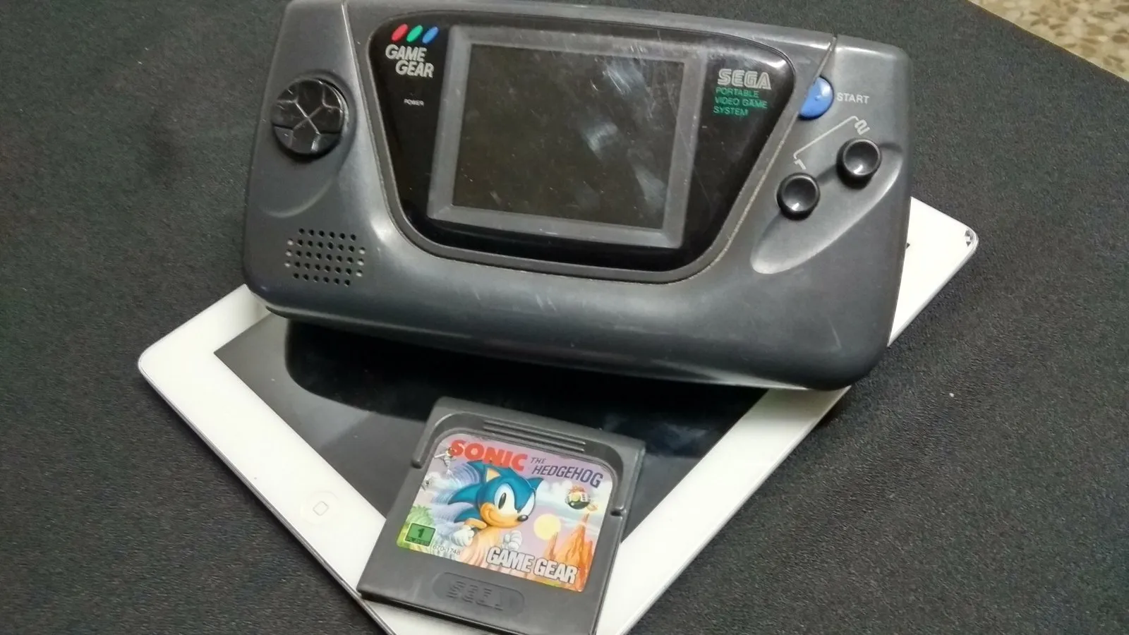 Sega Game Gear con el cartucho de Sonic, reparada en el taller de GadesPC