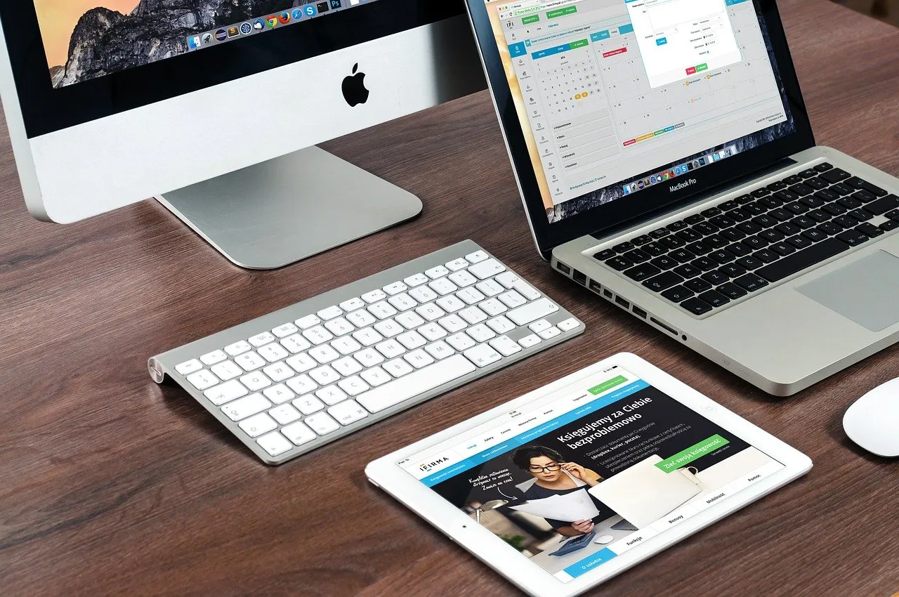 MacBook sobre una mesa de madera