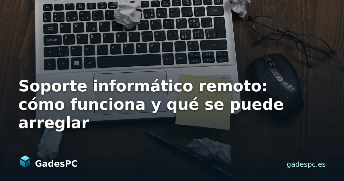 Portátil sobre una mesa de madera con una nota adhesiva que pide ayuda